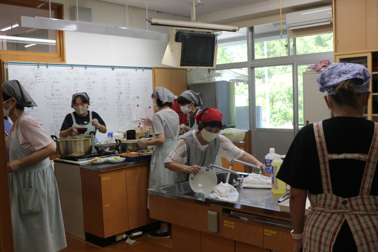 地域食堂「どがなか屋」