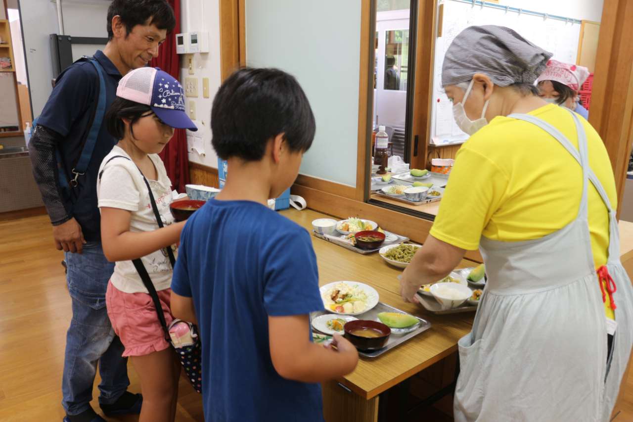 地域食堂「どがなか屋」