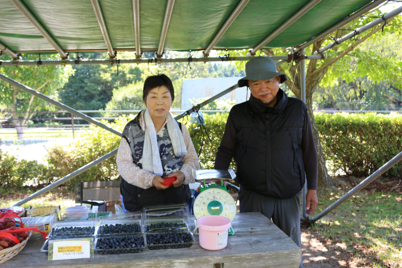 「三瓶高原ブルーベリー農園」へブルーベリーの収穫と栗拾い